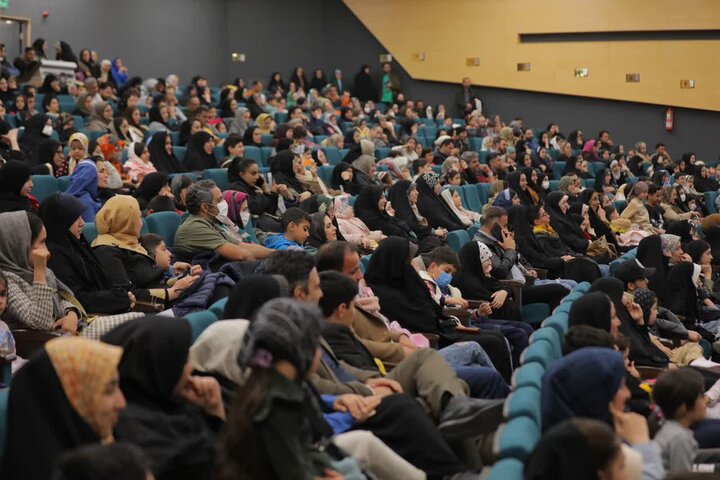 تصاویر/تقدیر ۴۰۰ دانش‌آموز کاشانی در اختتامیه پویش «پیک فاطمی»؛