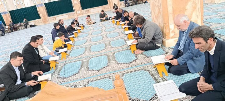 تصاویر/محفل نورانی انس با قرآن کریم در جوار مضجع شریف حضرت علی‌ابن‌باقر (ع)