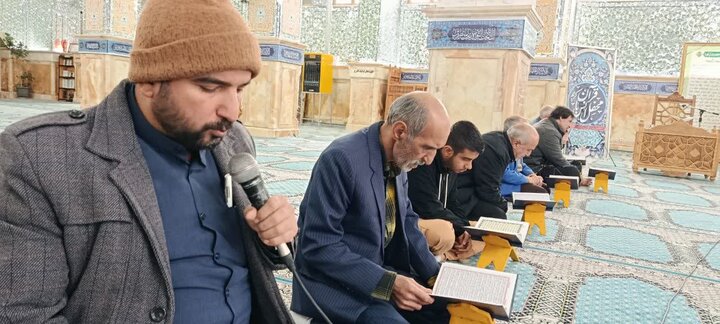 تصاویر/محفل نورانی انس با قرآن کریم در جوار مضجع شریف حضرت علی‌ابن‌باقر (ع)