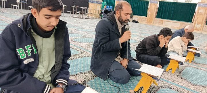 تصاویر/محفل نورانی انس با قرآن کریم در جوار مضجع شریف حضرت علی‌ابن‌باقر (ع)