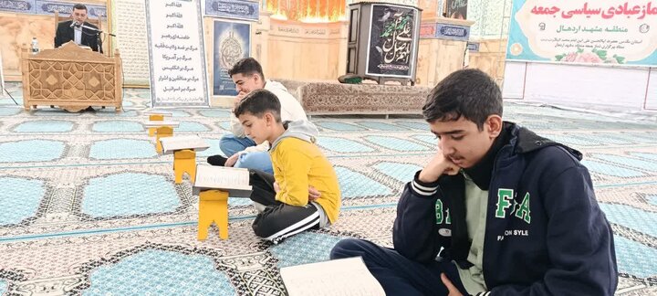 تصاویر/محفل نورانی انس با قرآن کریم در جوار مضجع شریف حضرت علی‌ابن‌باقر (ع)