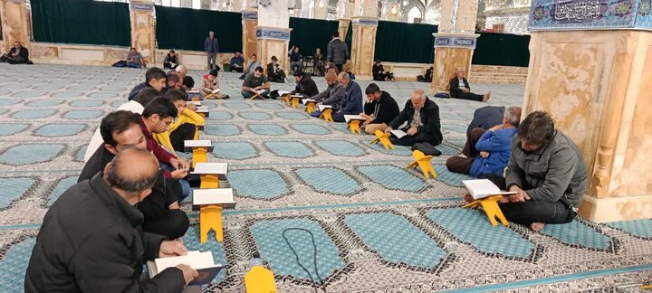 تصاویر/محفل نورانی انس با قرآن کریم در جوار مضجع شریف حضرت علی‌ابن‌باقر (ع)