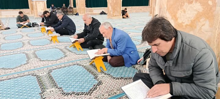 تصاویر/محفل نورانی انس با قرآن کریم در جوار مضجع شریف حضرت علی‌ابن‌باقر (ع)