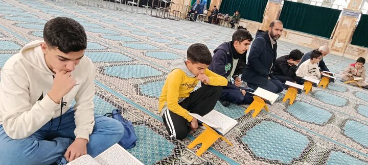 تصاویر/محفل نورانی انس با قرآن کریم در جوار مضجع شریف حضرت علی‌ابن‌باقر (ع)