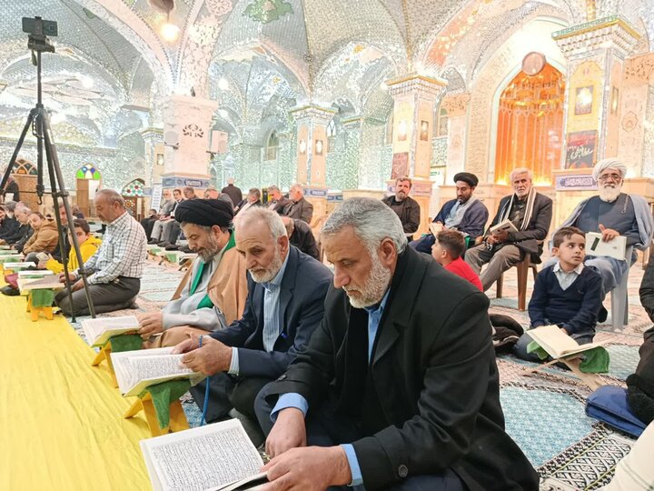 تصاویر/محفل نورانی انس با قرآن کریم در جوار مضجع شریف حضرت علی‌ابن‌باقر (ع)