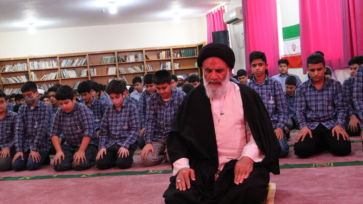 حضور امام جمعه اهواز در جمع دانش آموزان مدرسه شهدای ملی حفاری