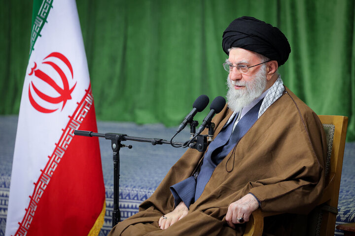 رہبر انقلاب اسلامی: جوان نسل نے میڈیا کی یلغار سے اپنی دینی پہچان کی حفاظت کی ہے