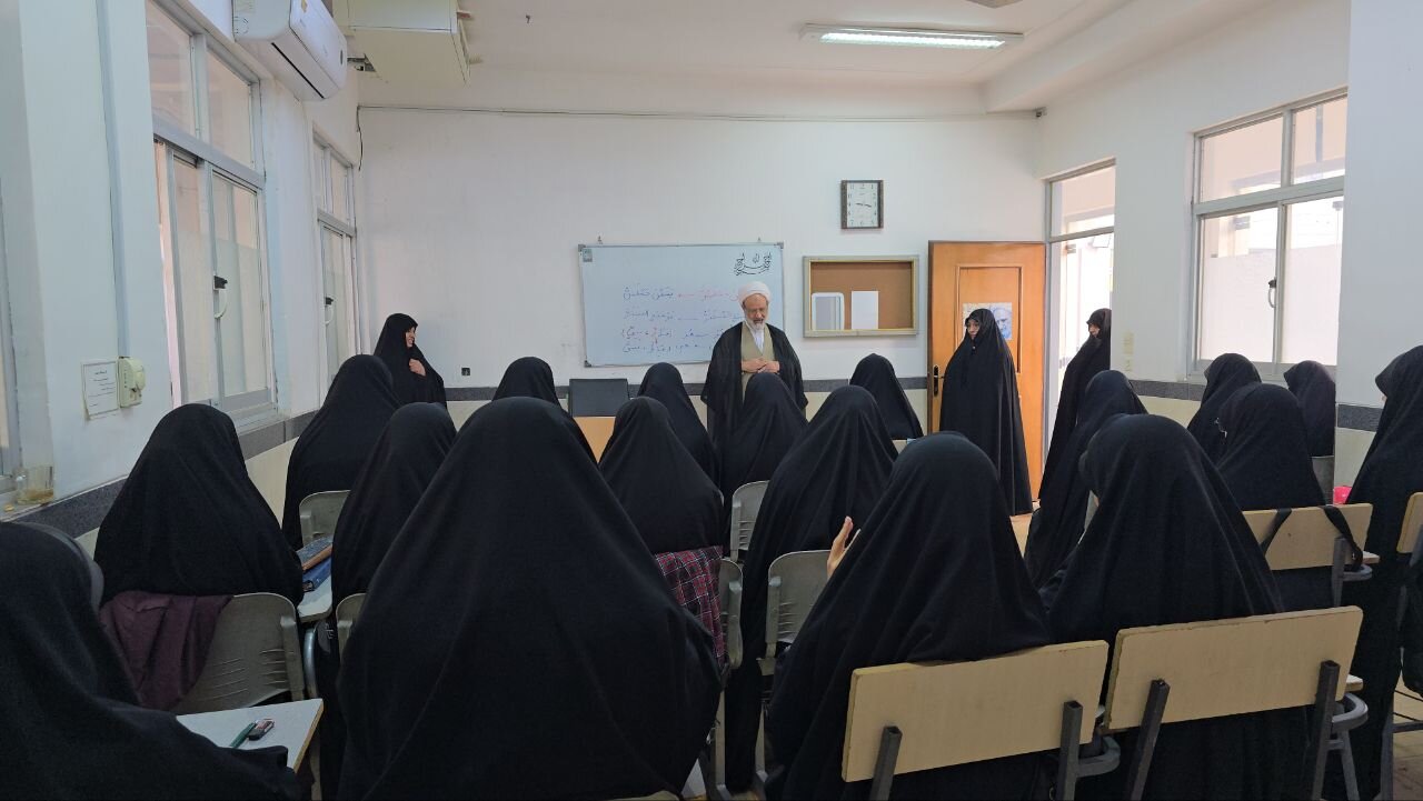 تصاویر/ بازدید سرزده مدیر حوزه علمیه خواهران یزد از ششمین مدرسه استان