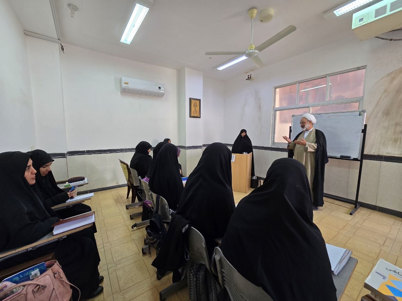 تصاویر/ بازدید سرزده مدیر حوزه علمیه خواهران یزد از ششمین مدرسه استان