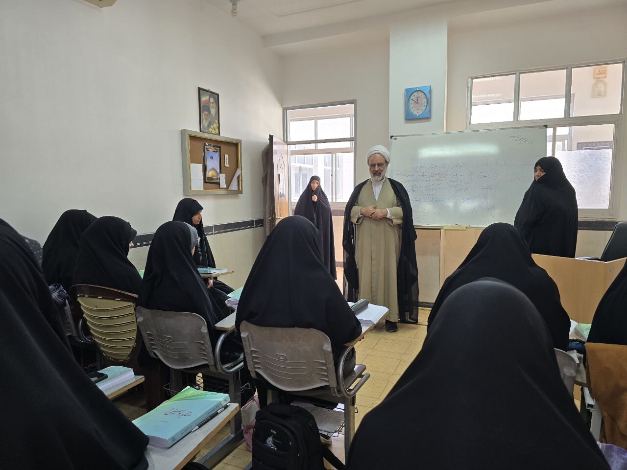 تصاویر/ بازدید سرزده مدیر حوزه علمیه خواهران یزد از ششمین مدرسه استان