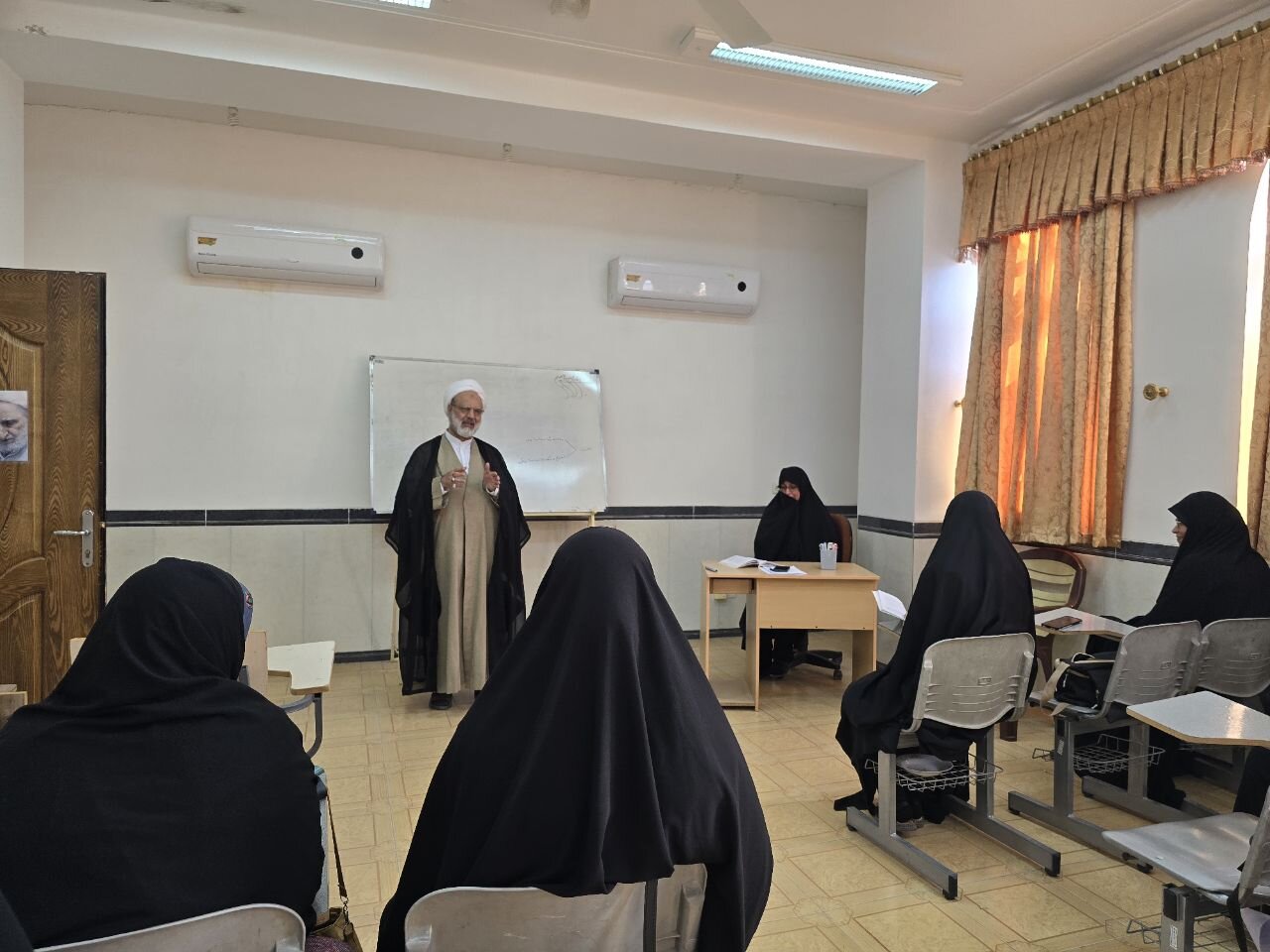 بازدید سرزده مدیر حوزه علمیه خواهران یزد از مدرسه علمیه حضرت زهرا(س) میبد+تصاویر