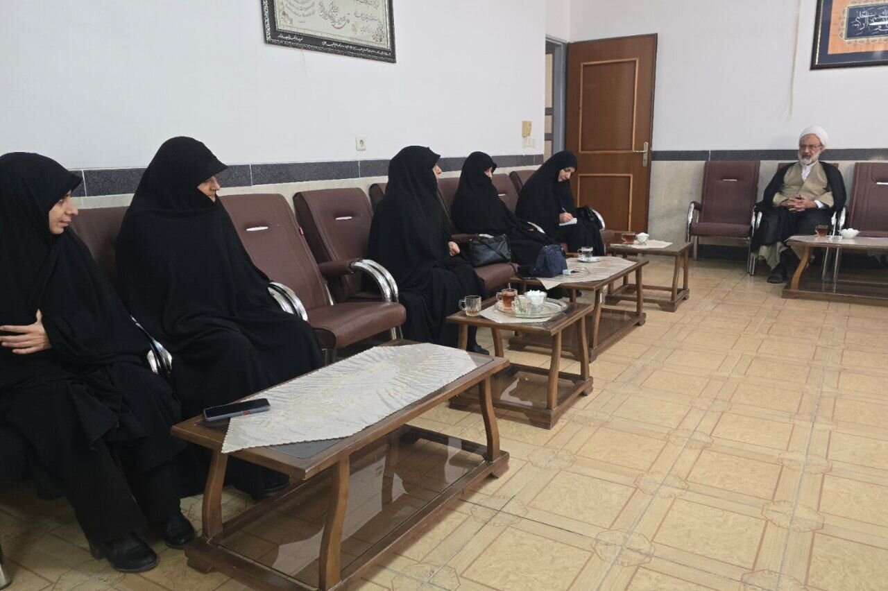 تصاویر/ بازدید سرزده مدیر حوزه علمیه خواهران یزد از ششمین مدرسه استان