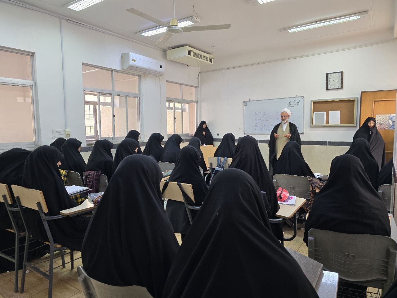 تصاویر/ بازدید سرزده مدیر حوزه علمیه خواهران یزد از ششمین مدرسه استان