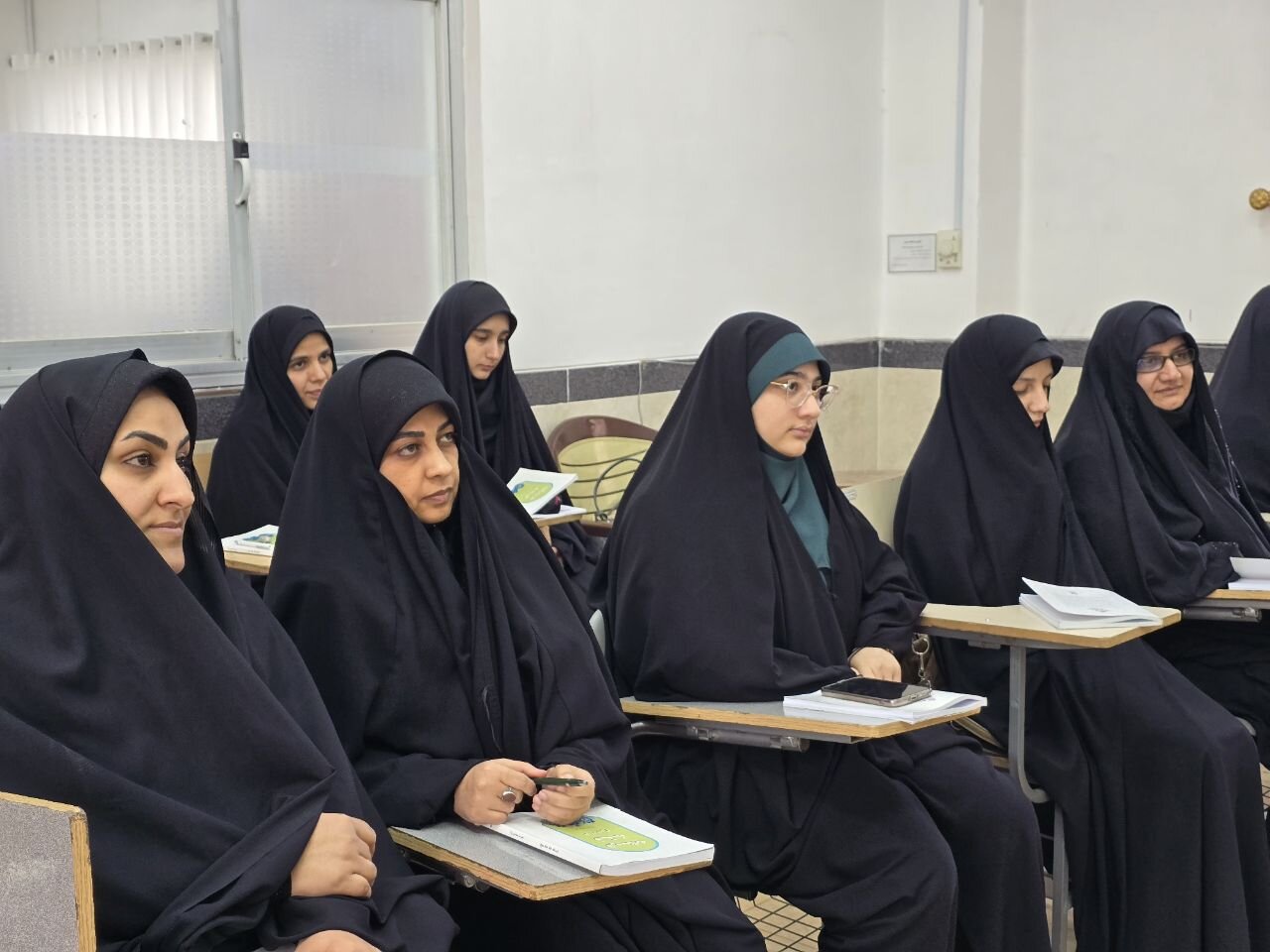 تصاویر/ بازدید سرزده مدیر حوزه علمیه خواهران یزد از ششمین مدرسه استان