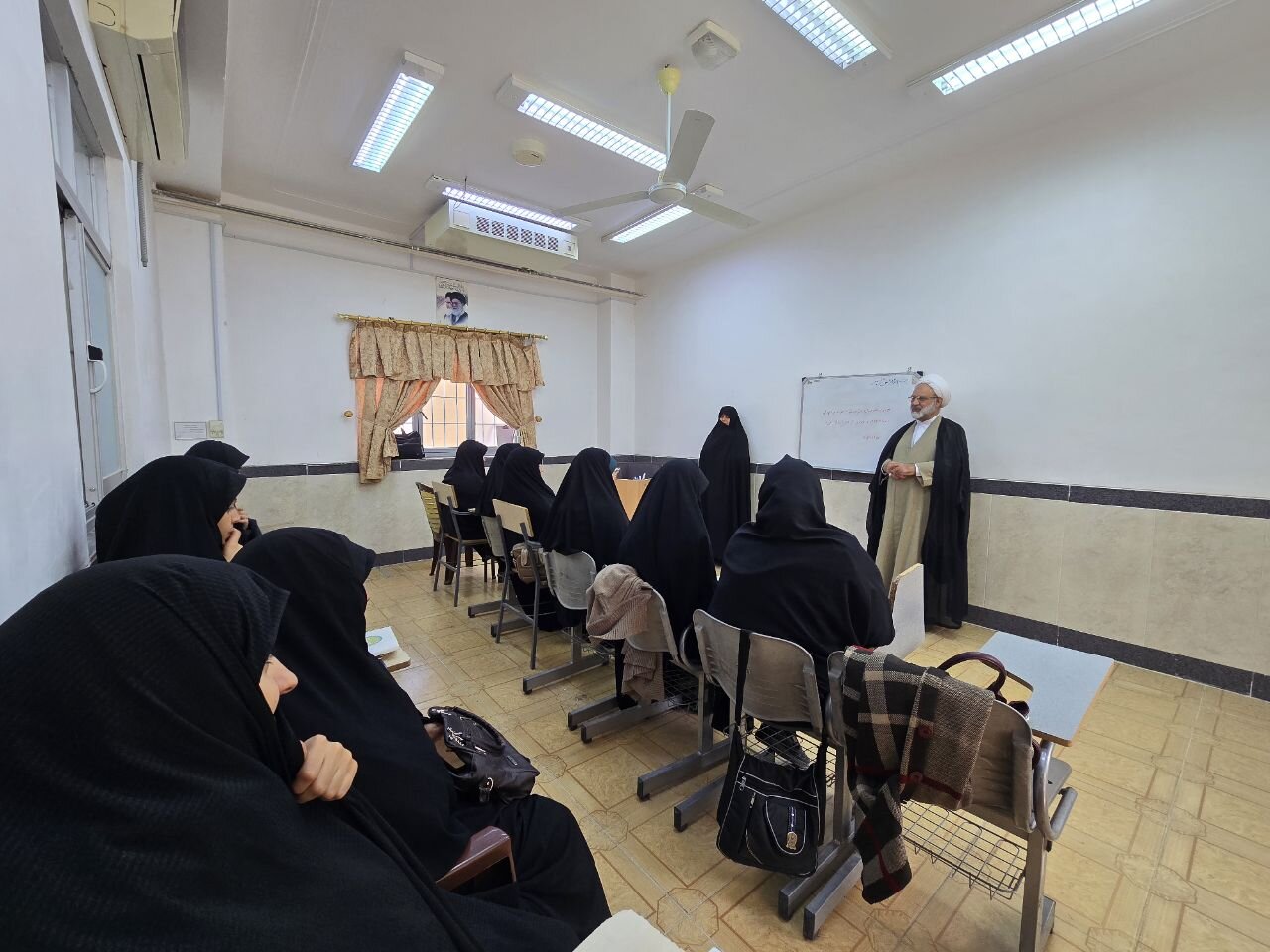 بازدید سرزده مدیر حوزه علمیه خواهران یزد از مدرسه علمیه حضرت زهرا(س) میبد+تصاویر