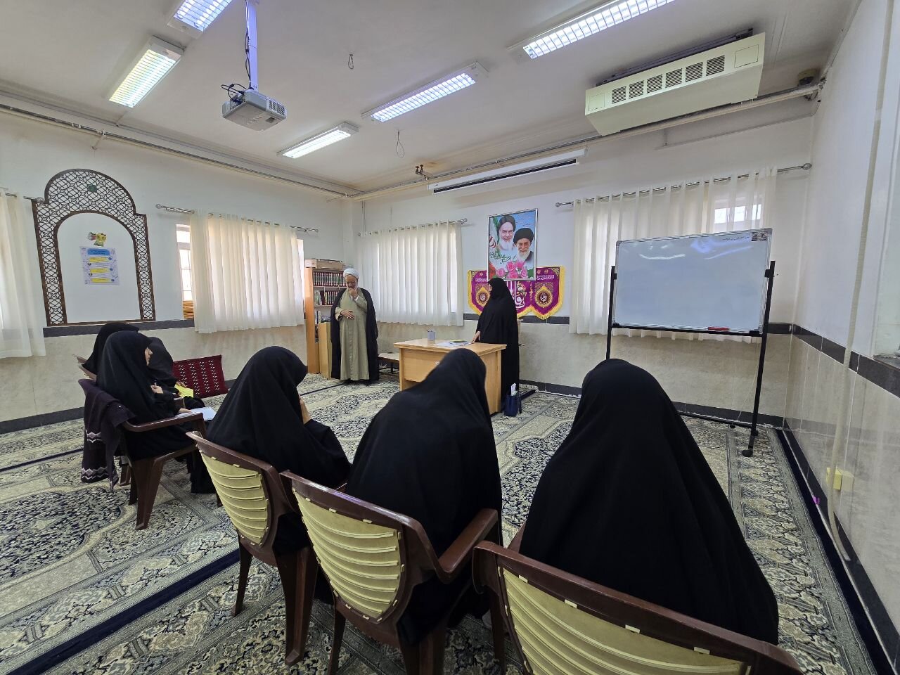 بازدید سرزده مدیر حوزه علمیه خواهران یزد از مدرسه علمیه حضرت زهرا(س) میبد+تصاویر