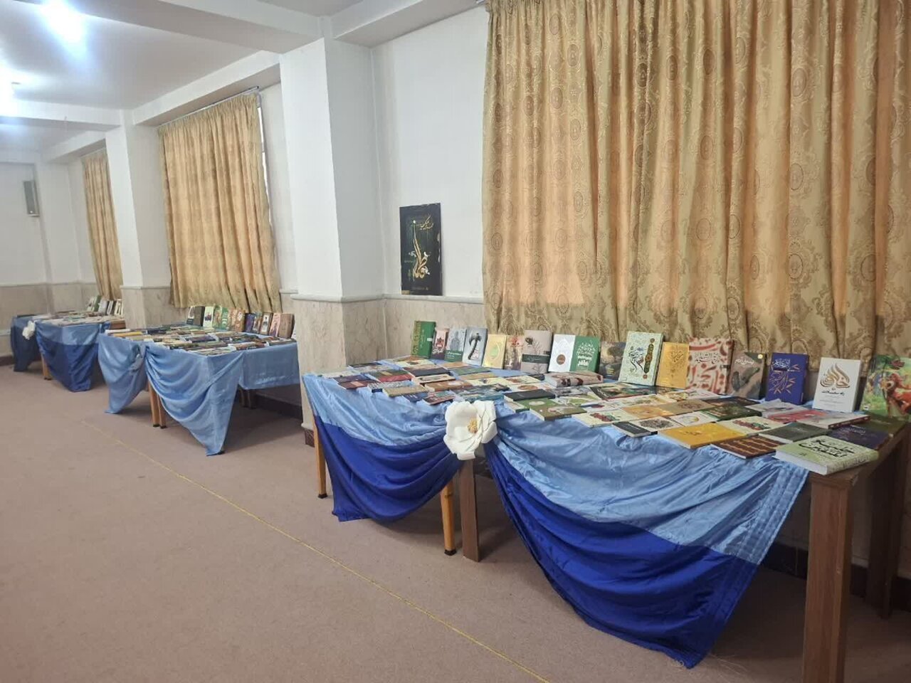 نمایشگاه کتاب در مدرسه علمیه خواهران سلماس دایر شد + عکس