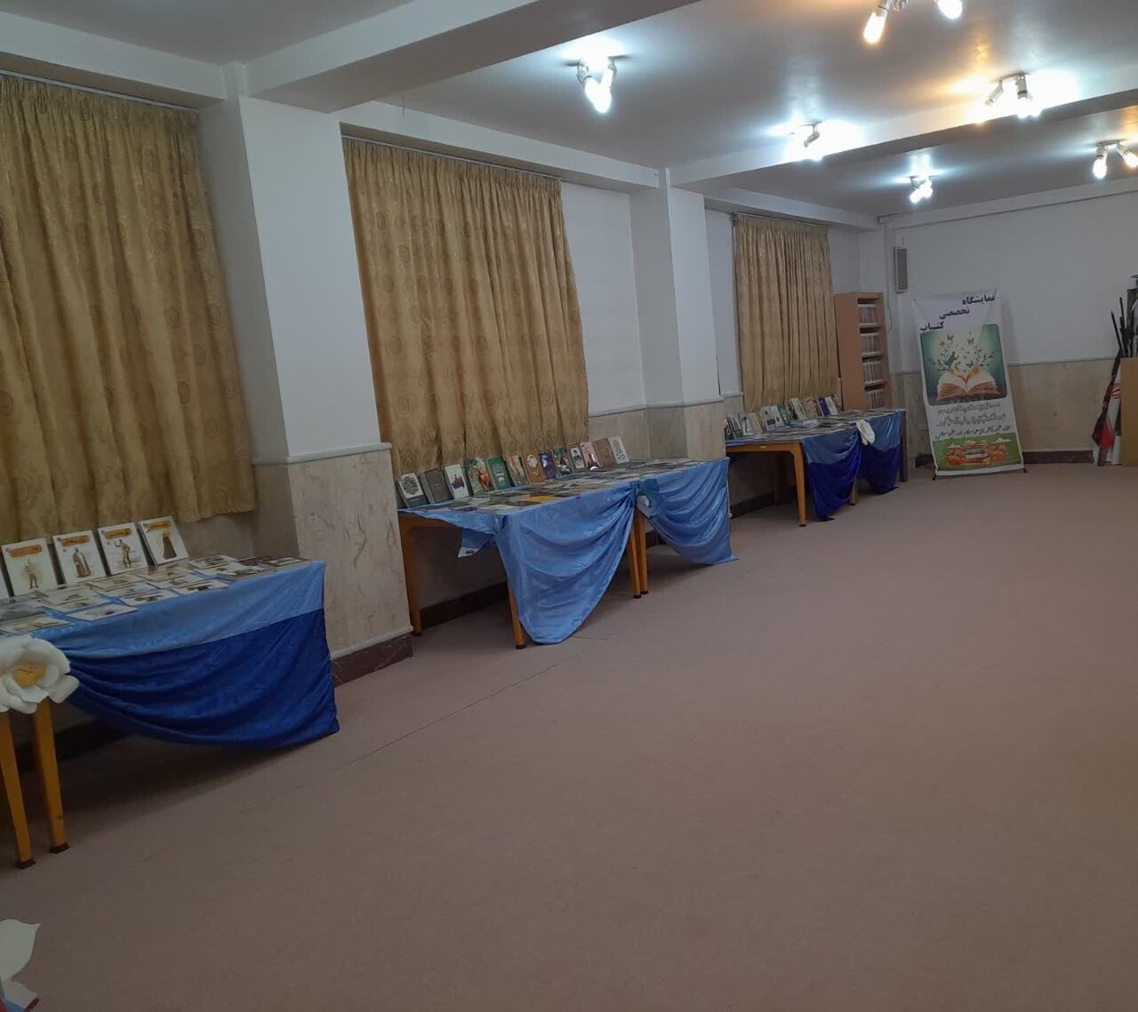 نمایشگاه کتاب در مدرسه علمیه خواهران سلماس دایر شد + عکس