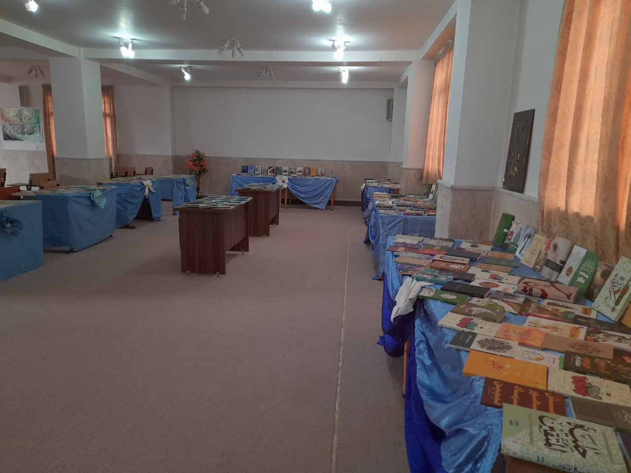 نمایشگاه کتاب در مدرسه علمیه خواهران سلماس دایر شد + عکس