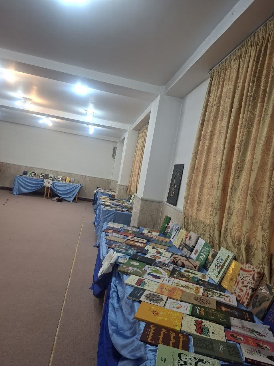 نمایشگاه کتاب در مدرسه علمیه خواهران سلماس دایر شد + عکس