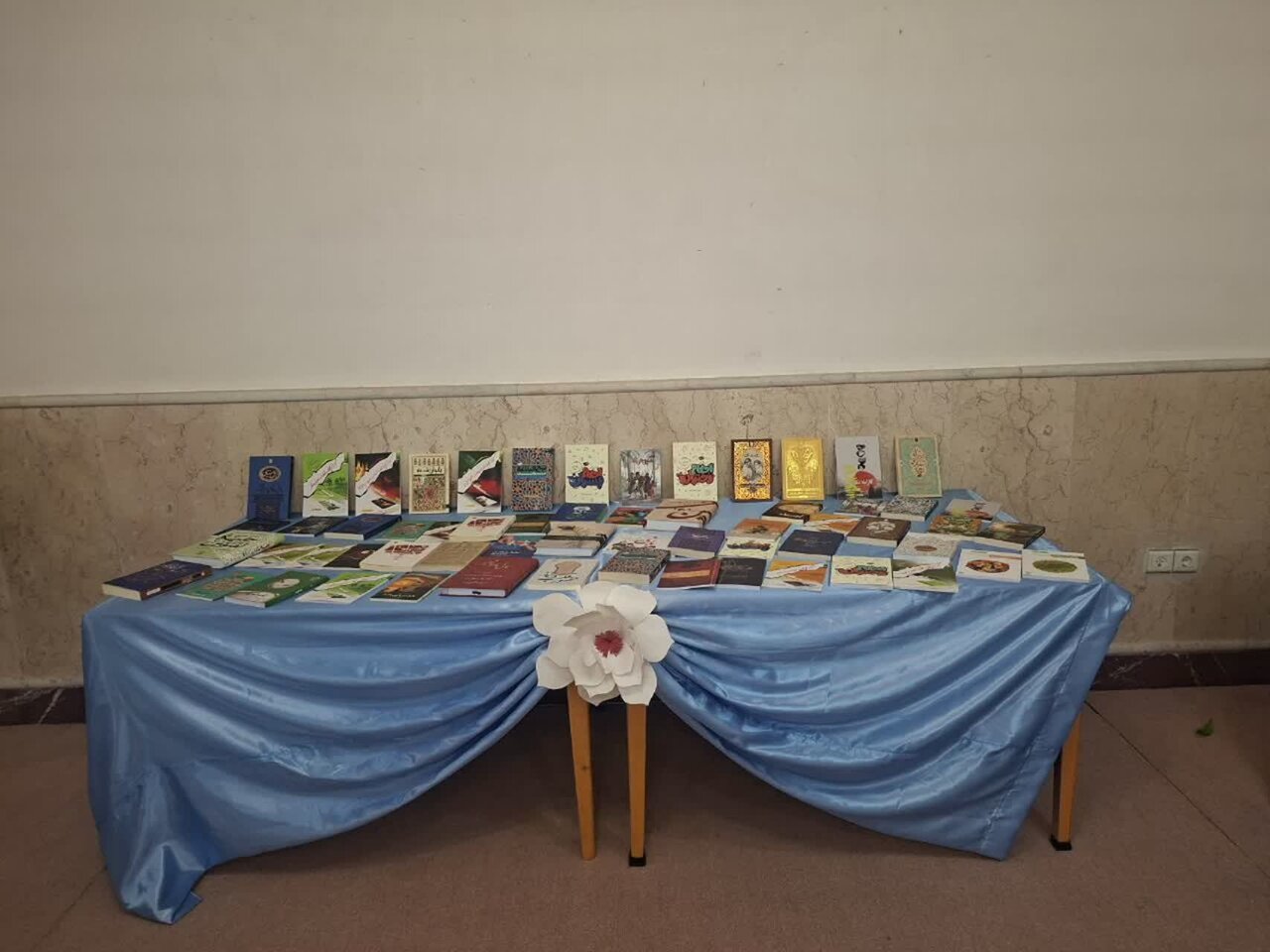 نمایشگاه کتاب در مدرسه علمیه خواهران سلماس دایر شد + عکس