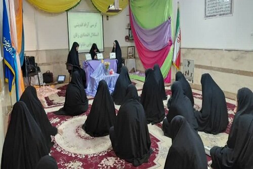 بررسی تأثیر استقلال مالی زن بر ساختار خانواده در کرسی آزاداندیشی در مدرسه علمیه فاطمه الزهرا(س)