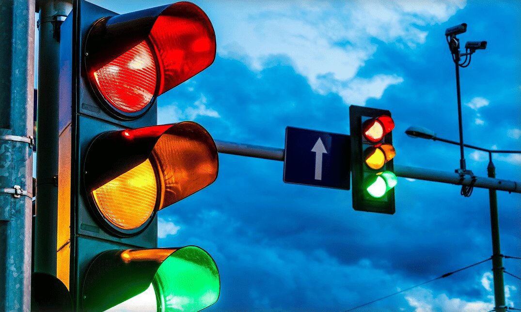 احکام شرعی | عبور از چراغ قرمز در ساعات خلوت