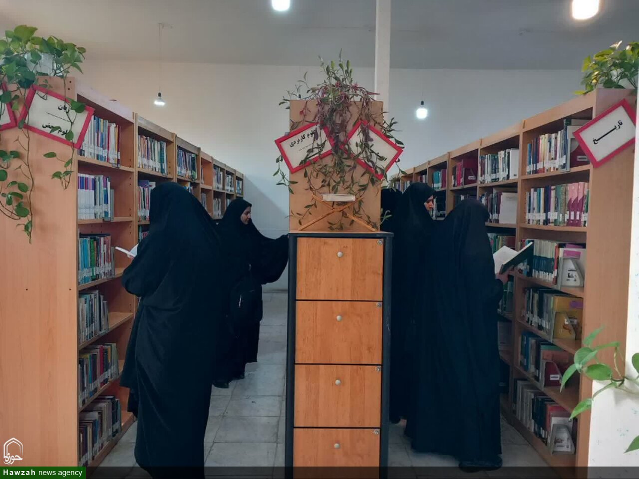 بازدید طلاب مدرسه فاطمیه خرم آباد از کتابخانه عمومی ۱۷ شهریور