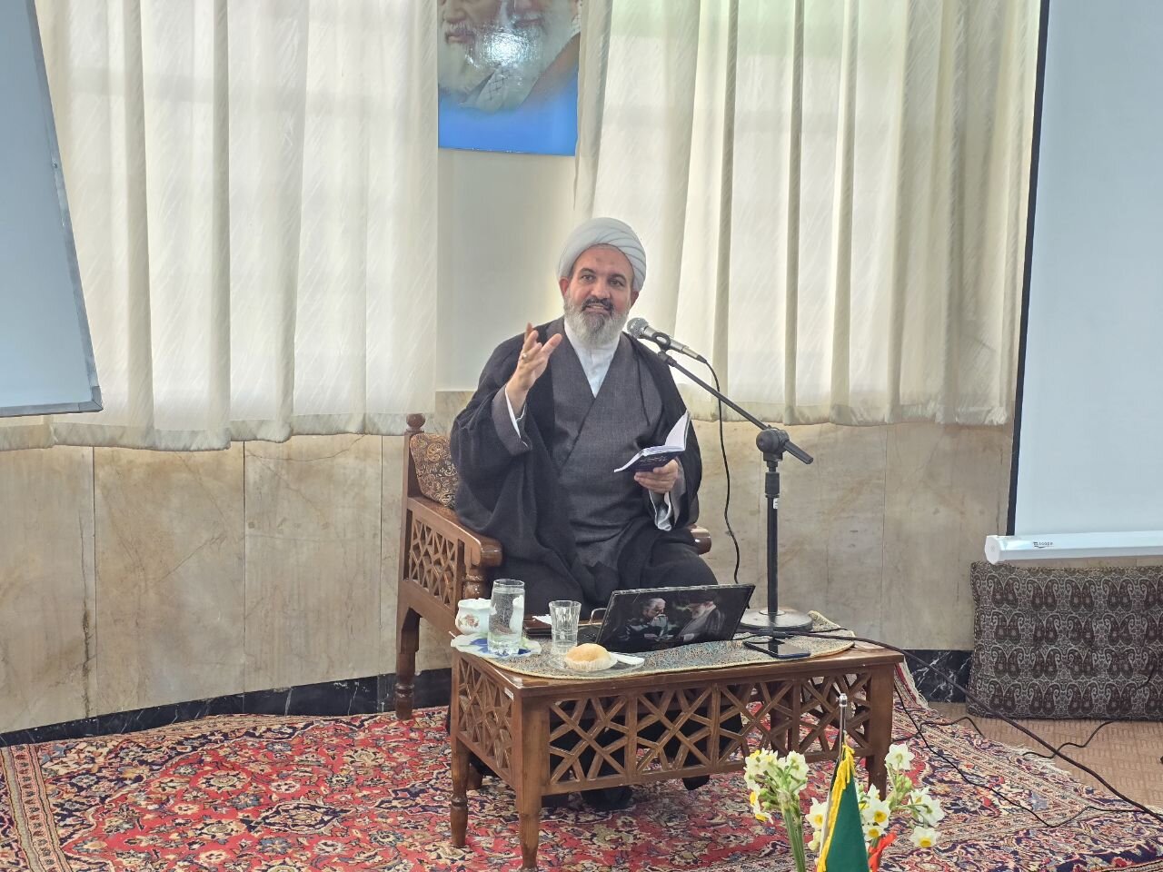 بهره‌گیری از فرصت معنوی ماه رجب و خدمت به طلاب، زمینه‌ساز آشکار شدن ارزش حوزه برای جامعه