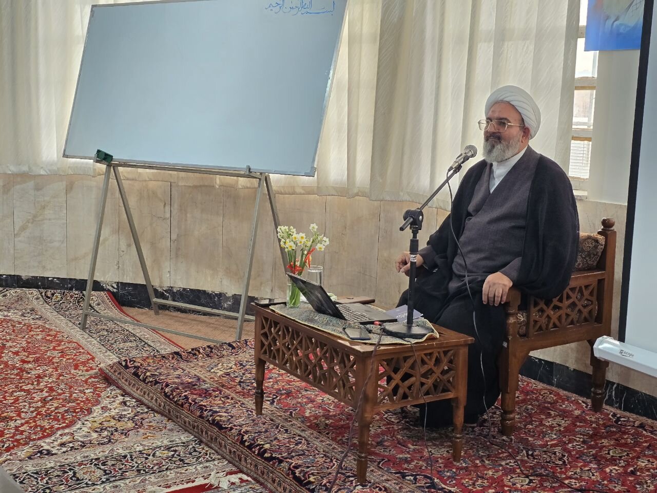 بهره‌گیری از فرصت معنوی ماه رجب و خدمت به طلاب، زمینه‌ساز آشکار شدن ارزش حوزه برای جامعه