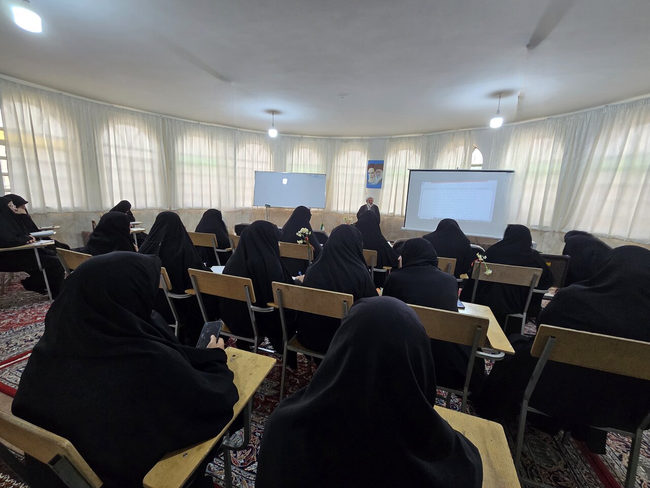 بهره‌گیری از فرصت معنوی ماه رجب و خدمت به طلاب، زمینه‌ساز آشکار شدن ارزش حوزه برای جامعه