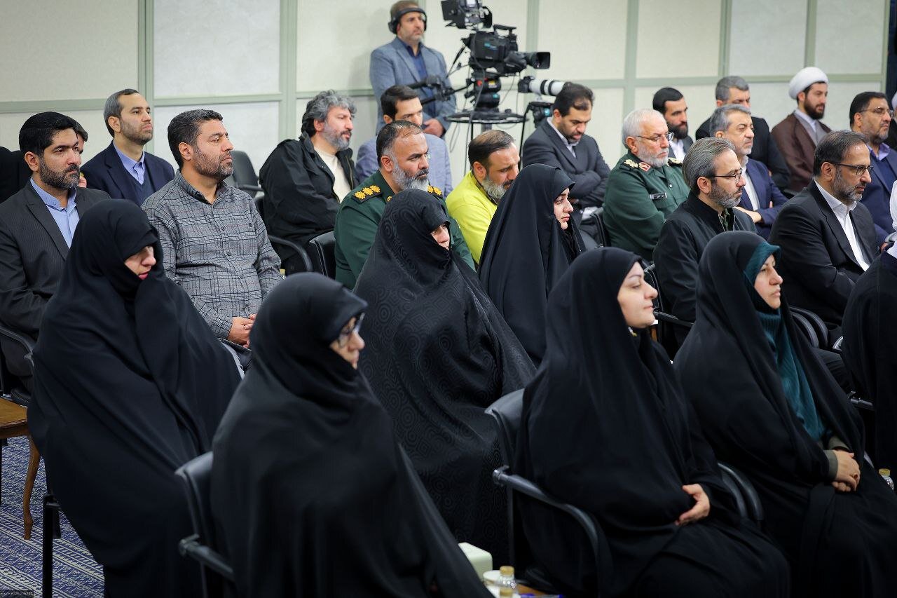 قائد الثورة: الشابّ الإيراني حافظَ على هويّته الدينيّة أمام الموجة الإعلاميّة الهائلة