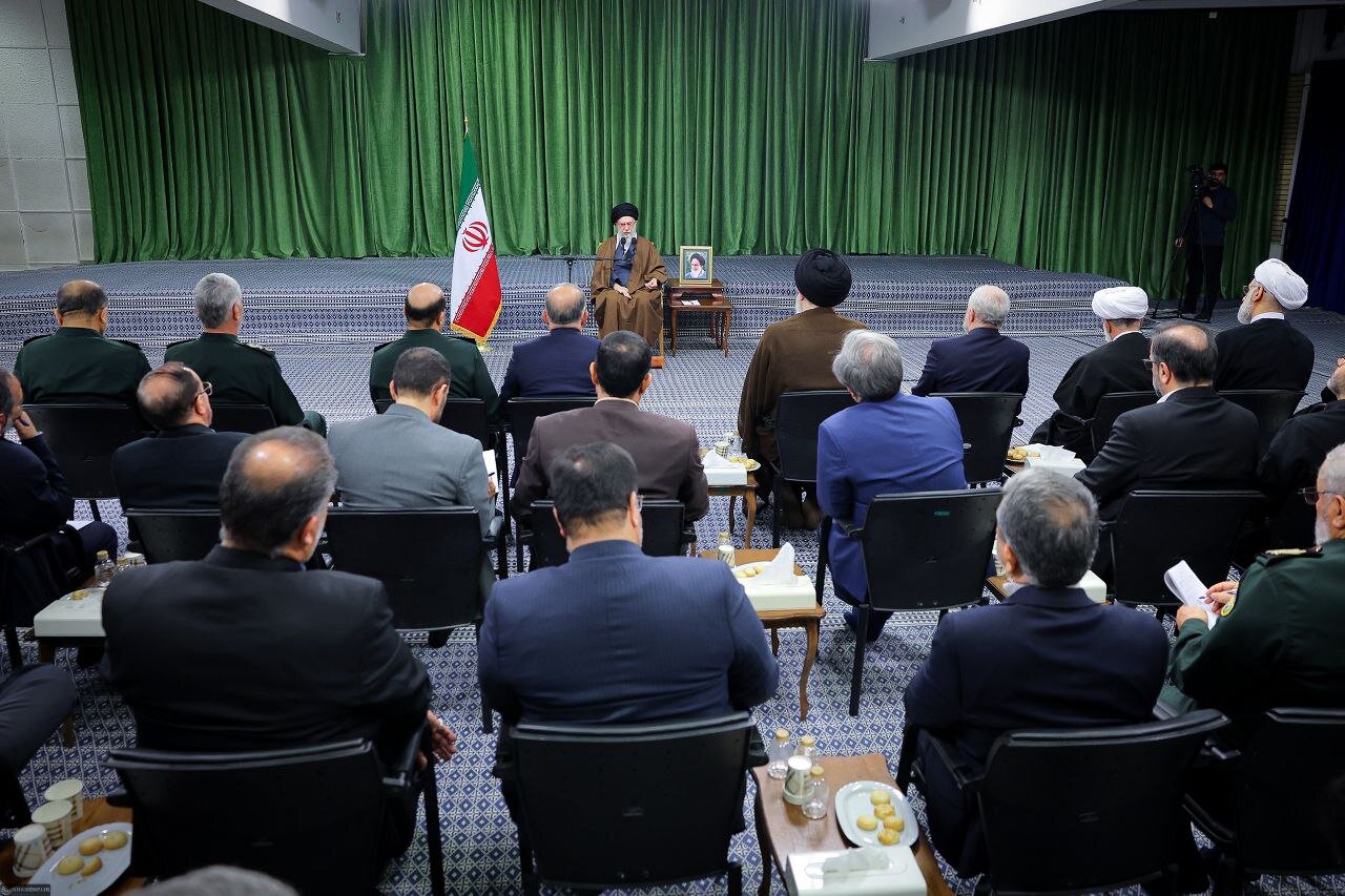 قائد الثورة: الشابّ الإيراني حافظَ على هويّته الدينيّة أمام الموجة الإعلاميّة الهائلة