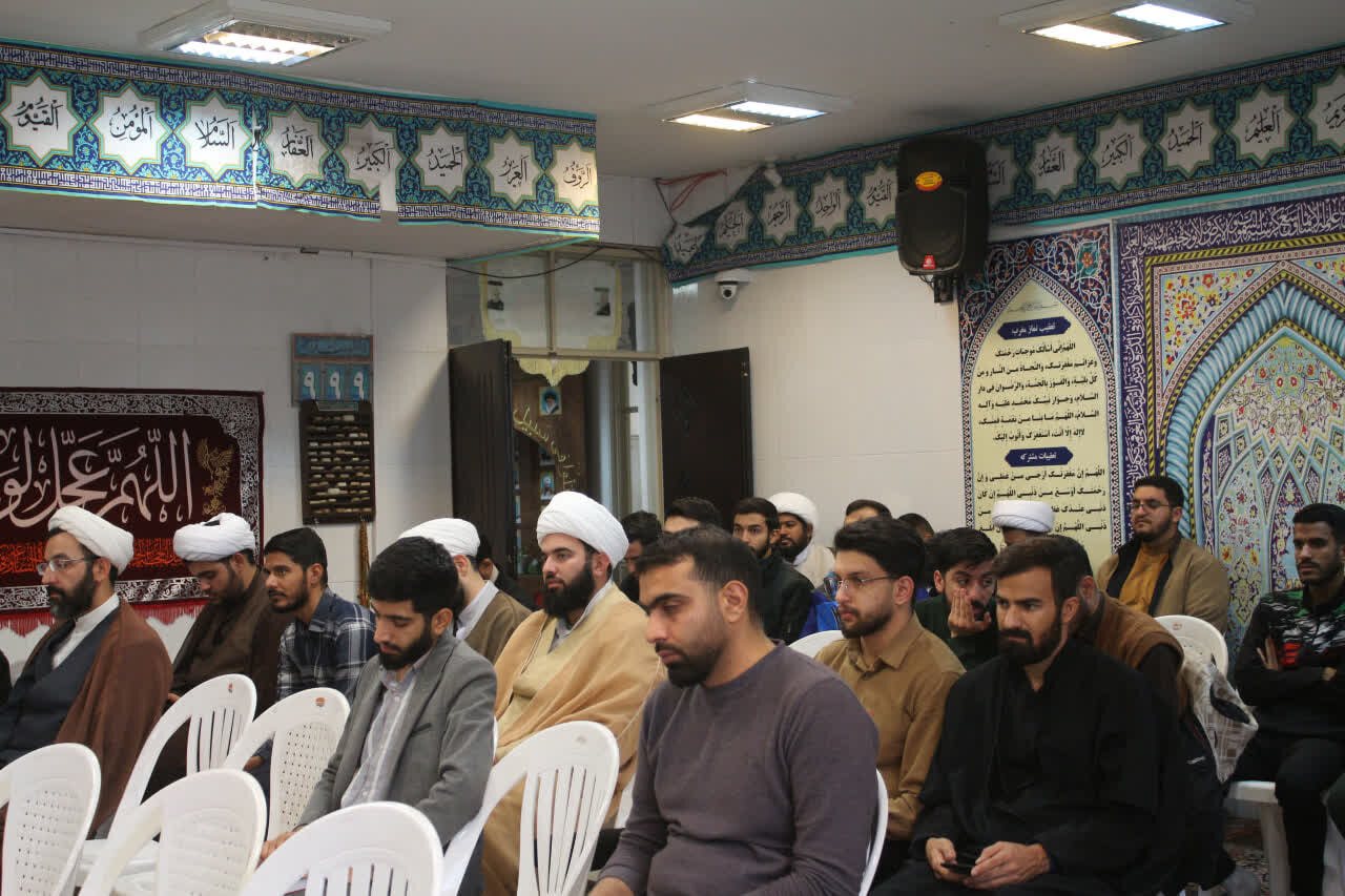 نشست علمی تحلیل نقش مردم در نظریه سیاسی میرزای نائینی در مدرسه علمیه امام مهدی (عج) کرمان 