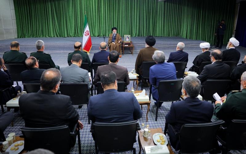 आयतुल्लाह ख़ामेनई: युवा पीढ़ी ने मीडिया के हमले से अपनी धार्मिक पहचान को बचाया है