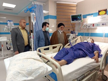 امام جمعه نطنز از بیماران حادثه تصادف اتوبوس اصفهان نطنز عیادت کرد
