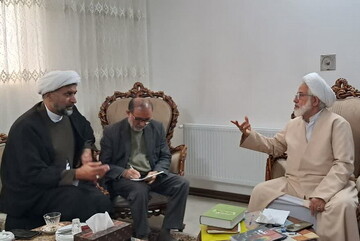 دیدار نمایندگان آیت الله اعرافی با استاد پیشکسوت و ایثارگر + عکس