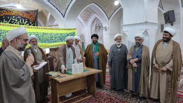 تصاویر/ رونمایی از کتاب «آوای رحمانی» در کاشان