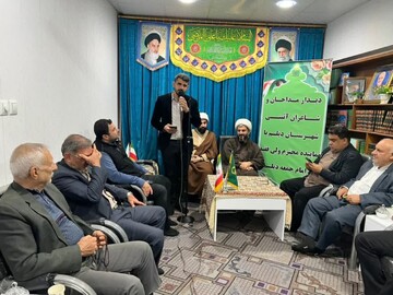 تصاویر/ دیدار مداحان و شاعران آیینی دیلم با امام جمعه