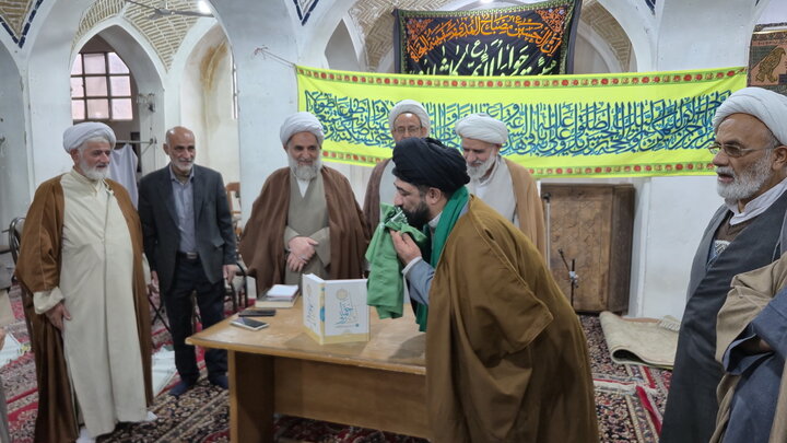 تصاویر/ رونمایی از کتاب «آوای رحمانی» در کاشان