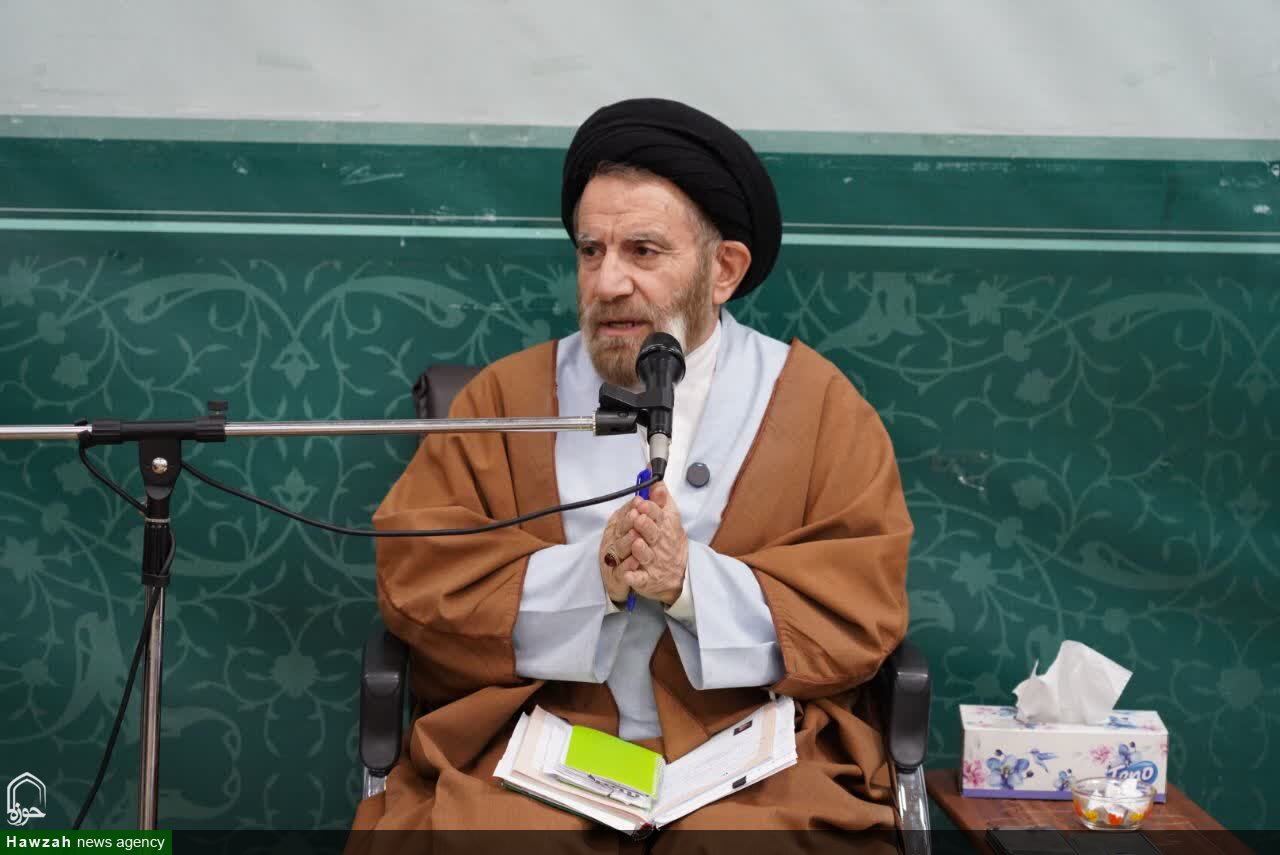 اهتزاز پرچم ایران در اروپا و ظهور نسل منتقد سیاست‌های آمریکا، از برکات وحدت حوزه و دانشگاه است