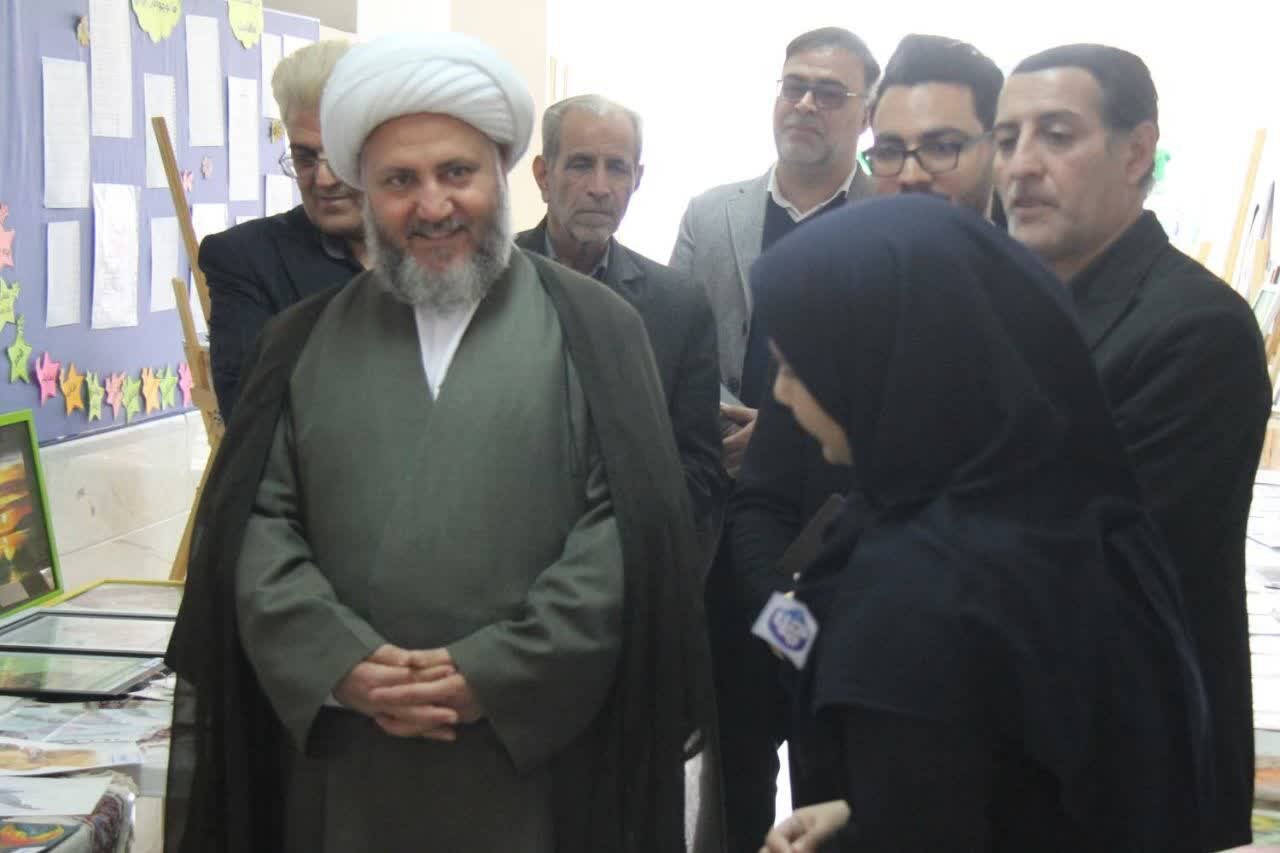 تصاویر/ بازدید امام جمعه آران و بیدگل از دبیرستان امام زمان(عج) در جشنواره فرهنگی‌ هنری «ماها»