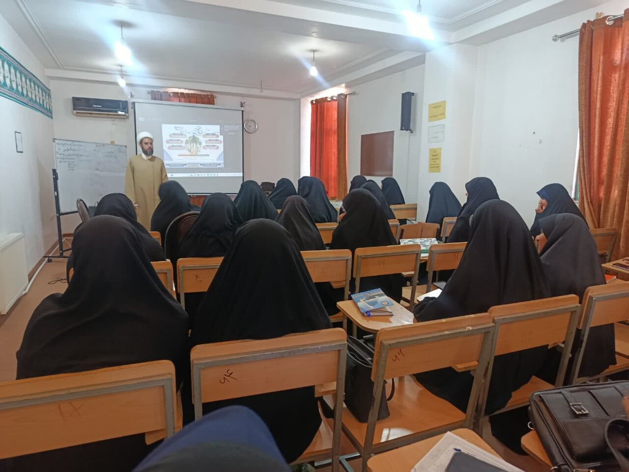 تصاویر/همایش علمی پژوهشی مدرسه علمیه فاطمه الزهرا بم