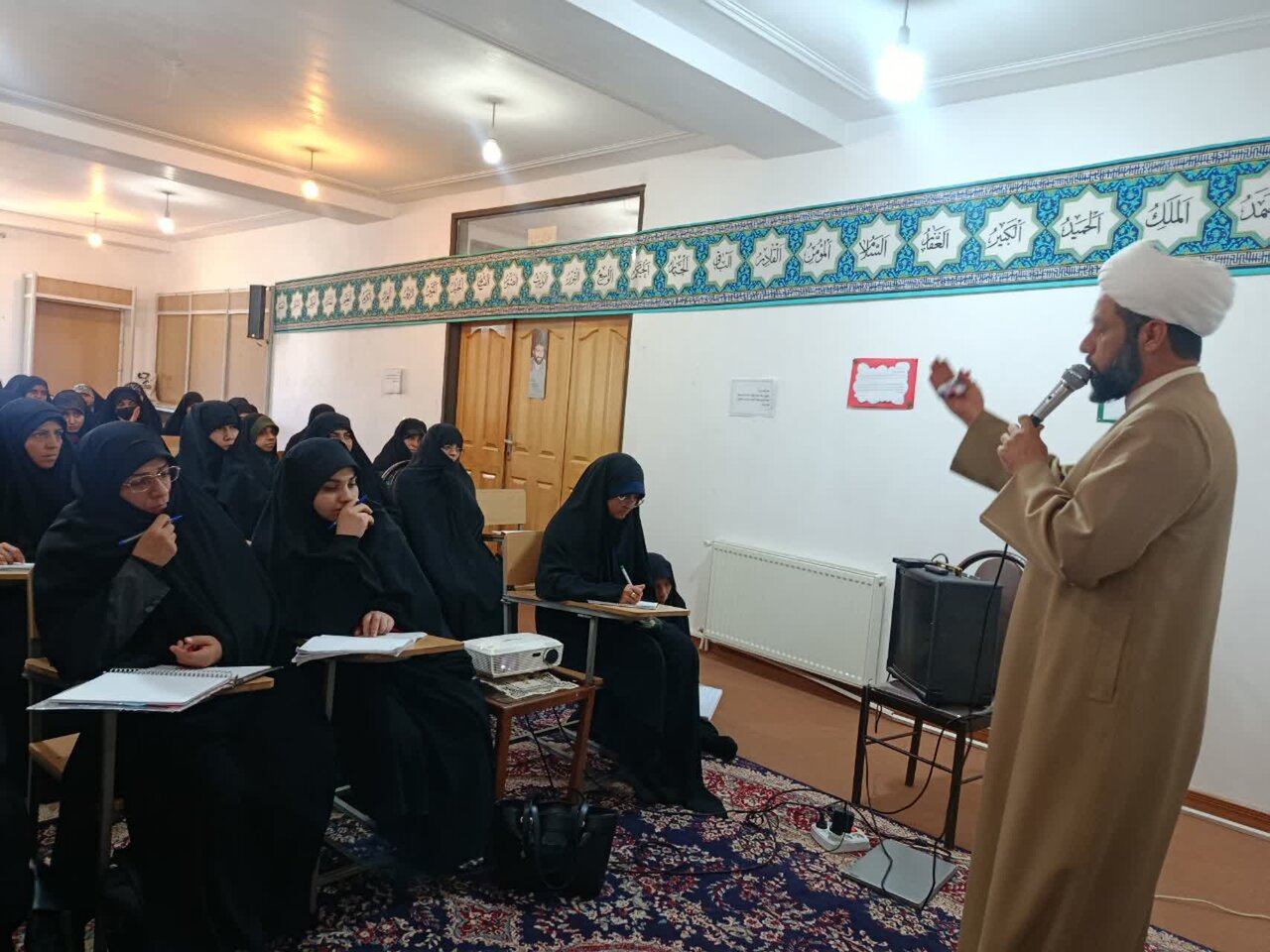 حوزه‌های علمیه پرچمدار جهاد تبیین باشند