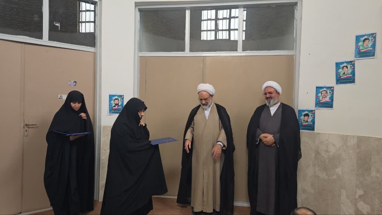 تقدیر از مدارس علمیه برتر استان یزد در اجرای طرح روضه‌های خانگی ایام فاطمیه