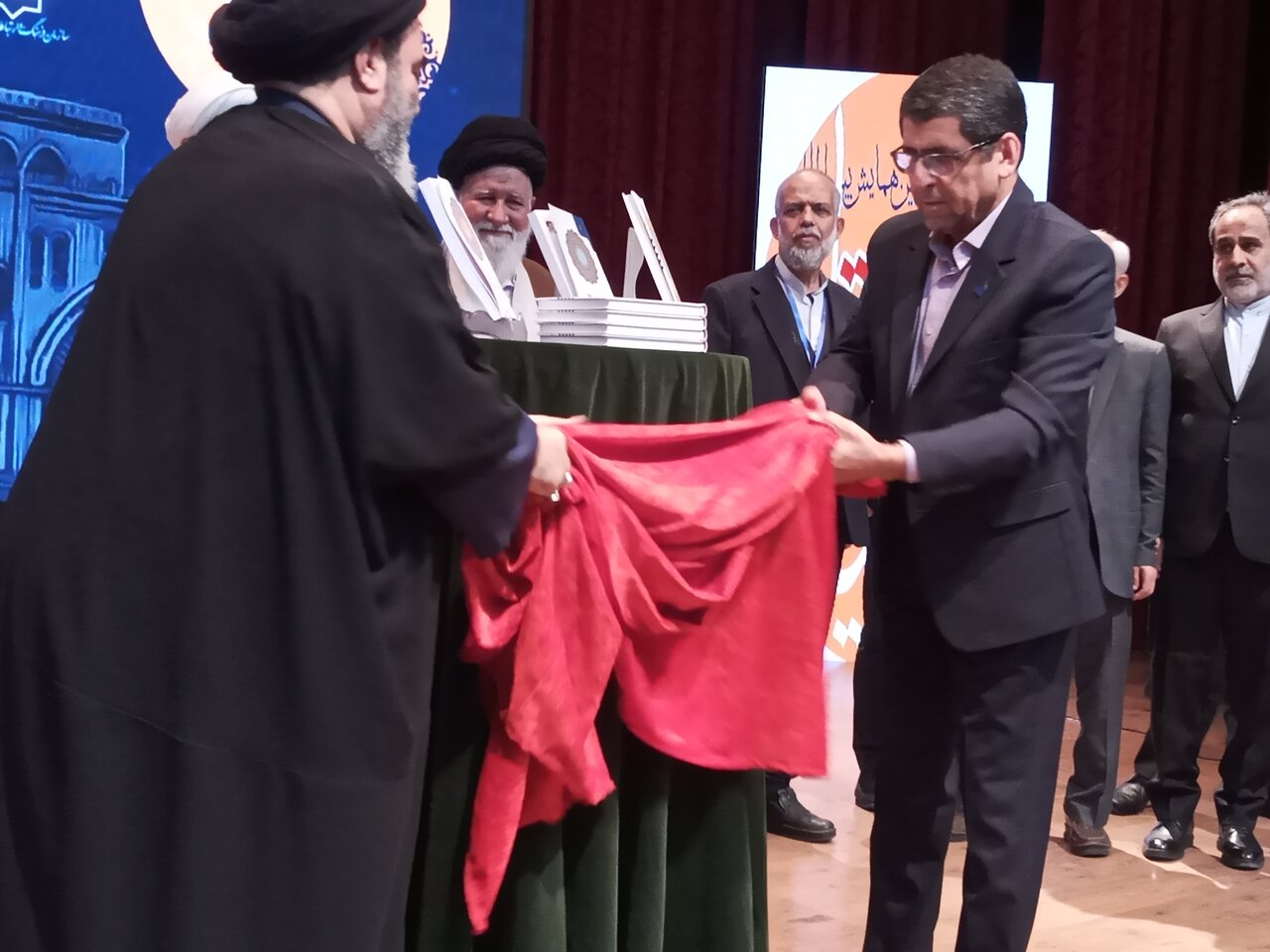 رونمایی از کتاب فقه المقاومه در حاشیه اولین همایش بین المللی الهیات مقاومت