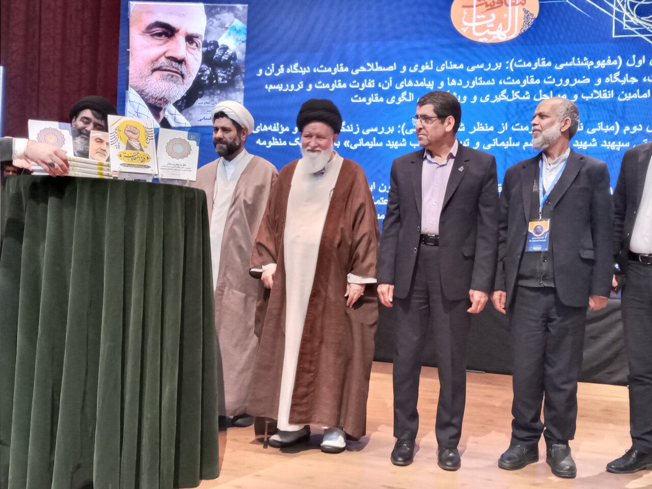 رونمایی از کتاب فقه المقاومه در حاشیه اولین همایش بین المللی الهیات مقاومت