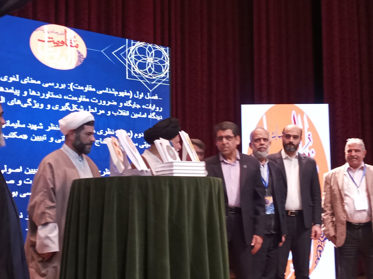 رونمایی از کتاب فقه المقاومه در حاشیه اولین همایش بین المللی الهیات مقاومت