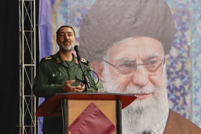 حضور نسل جوان در کنار پیشکسوتان، تضمین تداوم آرمان‌های انقلاب است