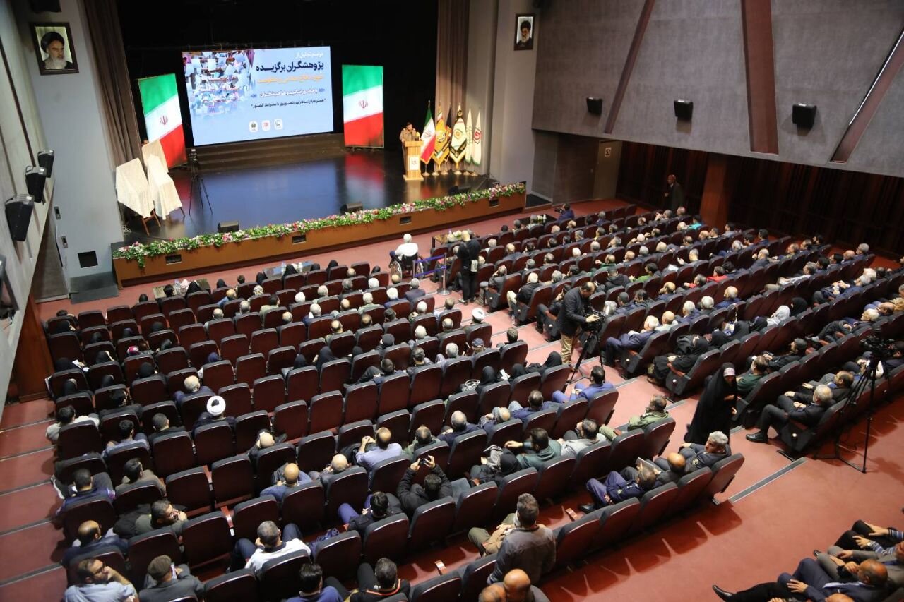 آیین تجلیل از پژوهشگران برگزیده حوزه دفاع مقدس و مقاومت برگزار شد